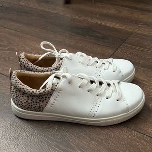 Women’s Sketcher casual sneakers
